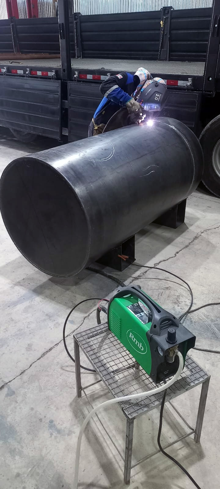 Operario soldando un tanque en el taller de Innovar