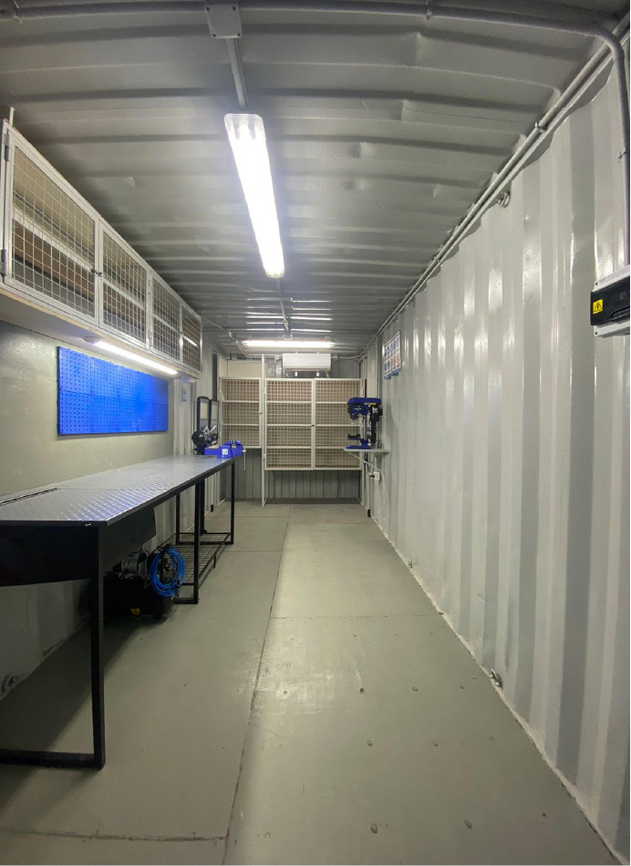 Interior del tráiler taller equipado de Innovar